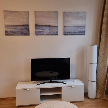 וינה Sunny Apartment Next To Metro 1Br מראה חיצוני תמונה