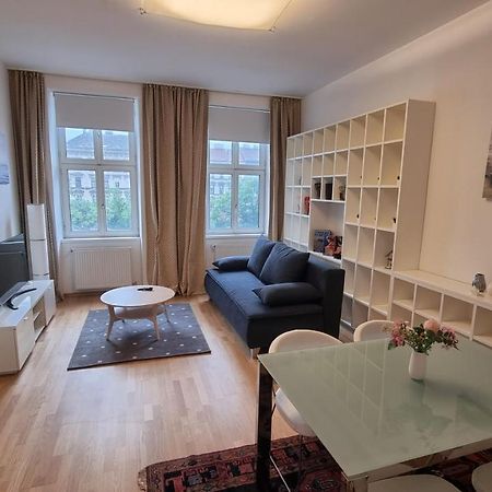 וינה Sunny Apartment Next To Metro 1Br מראה חיצוני תמונה
