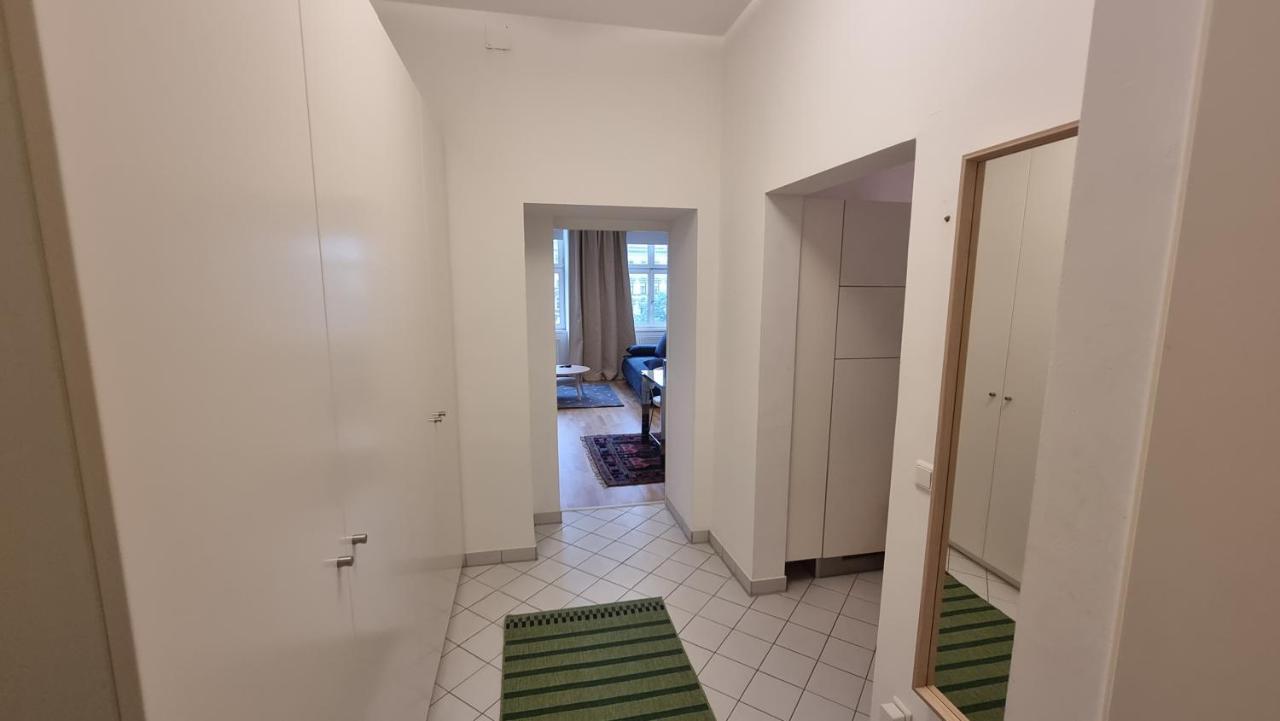 וינה Sunny Apartment Next To Metro 1Br מראה חיצוני תמונה