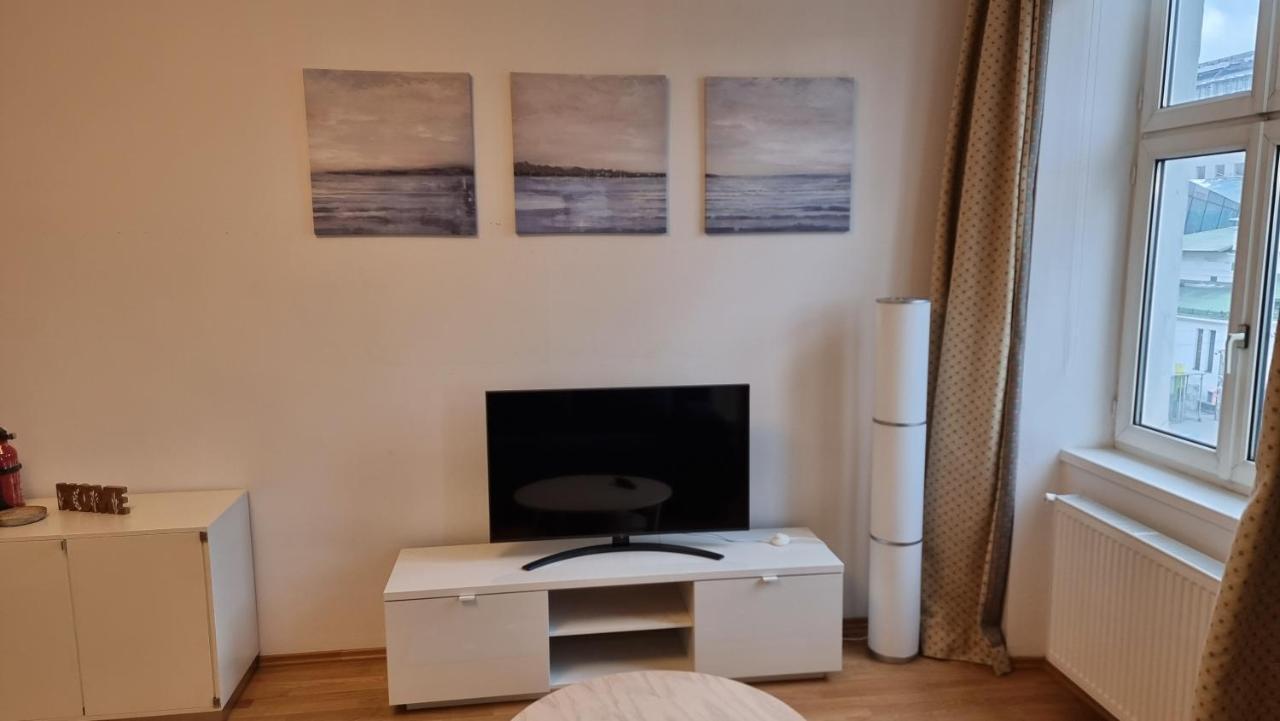 וינה Sunny Apartment Next To Metro 1Br מראה חיצוני תמונה
