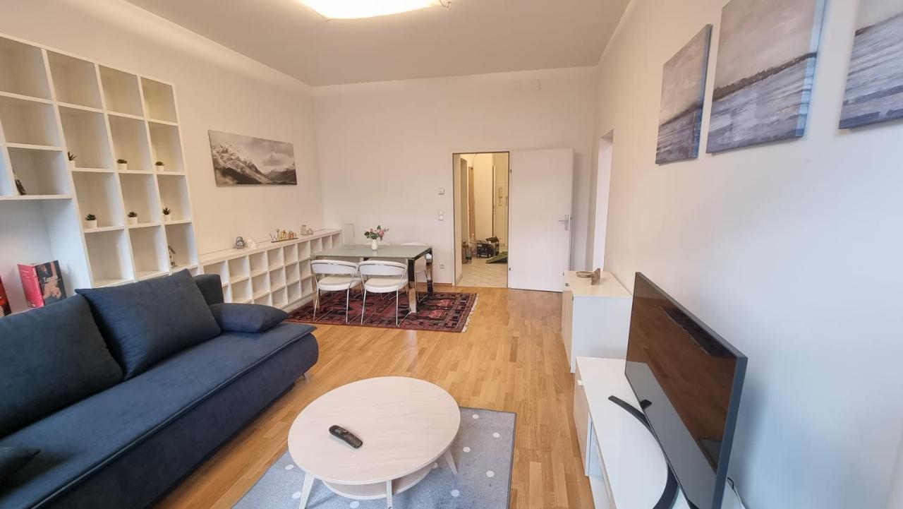 וינה Sunny Apartment Next To Metro 1Br מראה חיצוני תמונה